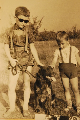 Die Brüder Dirk und Kai mit Nike.
Die Hunde mussten oft zum spielen herhalten,
so gab es vor einem kleinen Leiterwagen ein Wachtelhundgespann, oder es wurden Badewannen mit Insasse über große Pfützen, die von russischen Panzern stammten, gezogen.